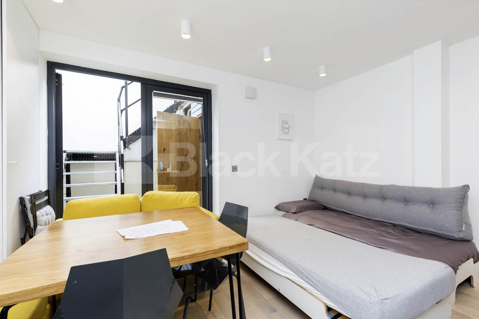 Stunning recently refurbished one bedroom close to Euston St Drummond Street, Camden / Euston